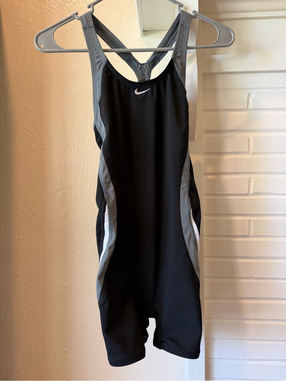 Nike Poly Color Surge Powerback Legsuit Swimsuit Women’s Size 4 Black Gray